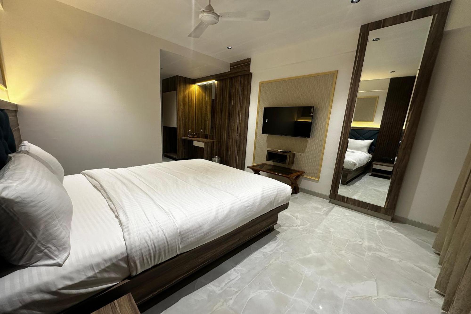 Hotel Kushala Grand, Dombivali Mangrul Exteriér fotografie