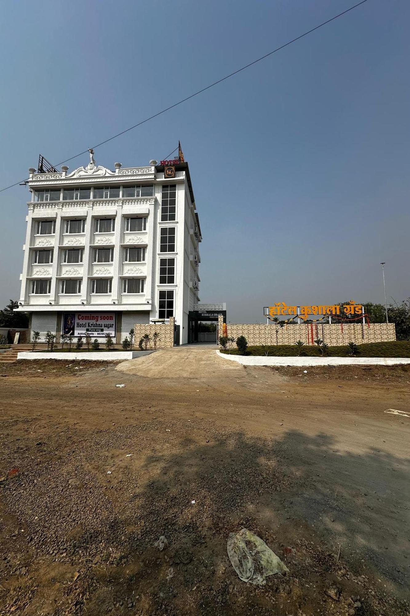 Hotel Kushala Grand, Dombivali Mangrul Exteriér fotografie